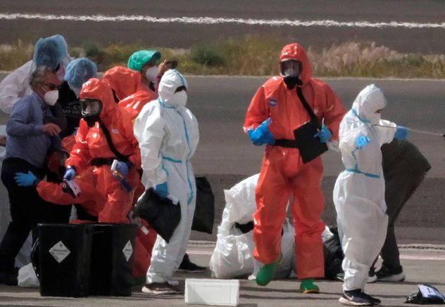 Trasladan a cuarentena pasajeros que desembarcaron del crucero con un brote de hantavirus en Tenerife.