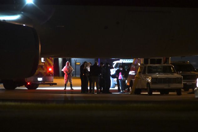 El desembarco en Tenerife de los pasajeros del crucero con el brote de hantavirus. Todos fueron llevados a cuarentena.