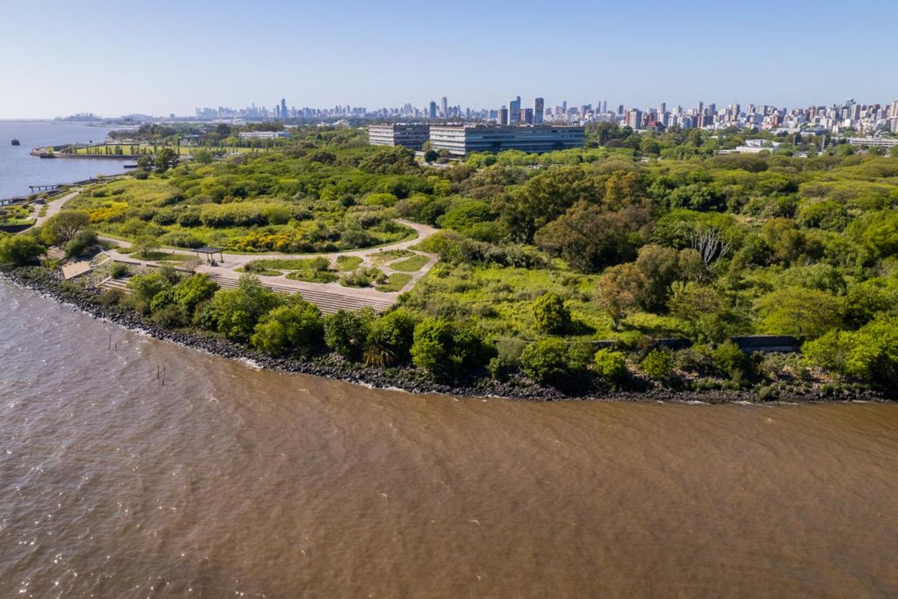 La Reserva Ecológica Ciudad Universitaria, en Costanera Norte, tiene 23 hectáreas con un humedal de 6 hectáreas regulado por las mareas, crecidas y bajantes del Río de la Plata. 