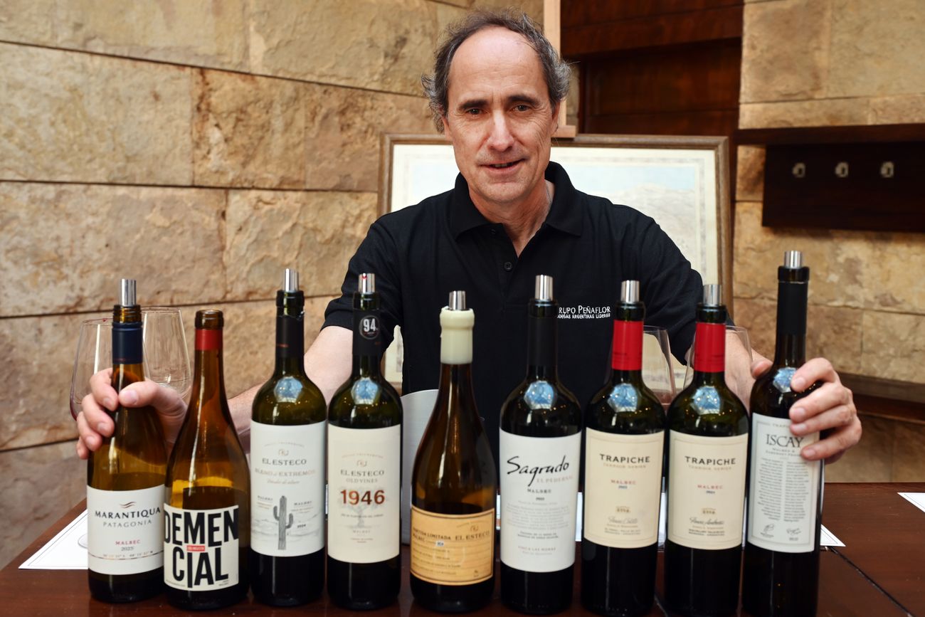 Marcelo Belmonte gerente de enología de Grupo Peñaflor en la bodega Trapiche con una muestra de los diferentes suelos y paisajes que trabaja.