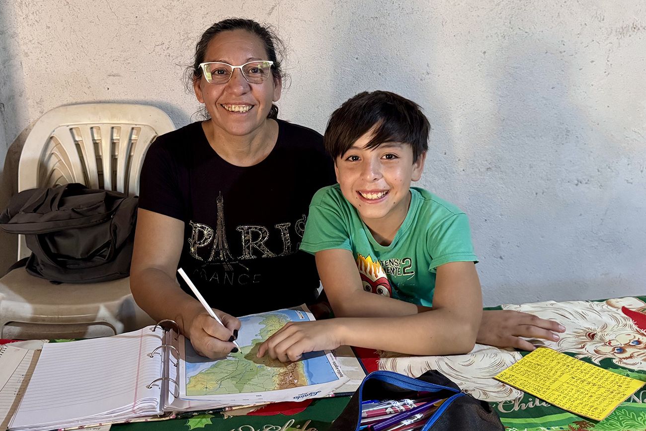 Gabriela junto a su hijo Pilar, ambos en sexto grado.
