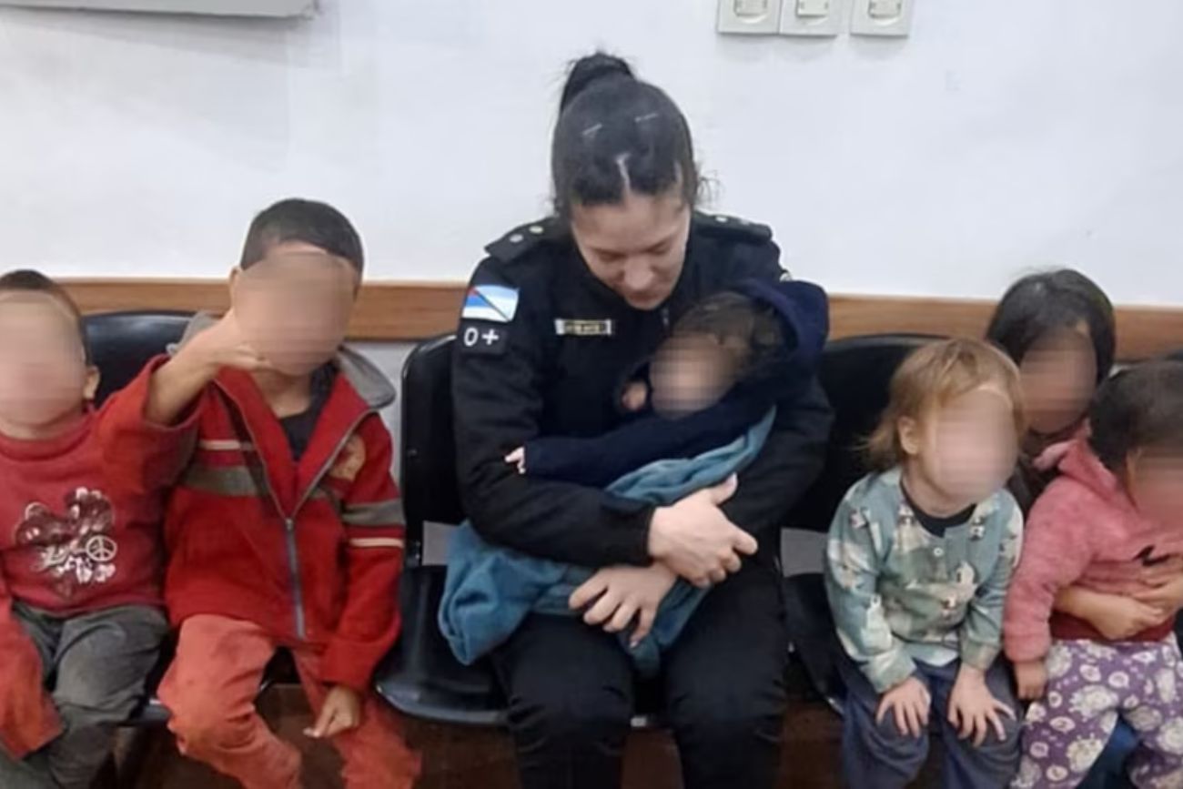 Un hombre manejaba ebrio con sus seis hijos y una policía terminó amamantando al bebé