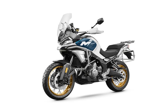 La CF Moto 700MT ADV se caracteriza por su estética agresiva y su diseño más enfocado al Adventure.