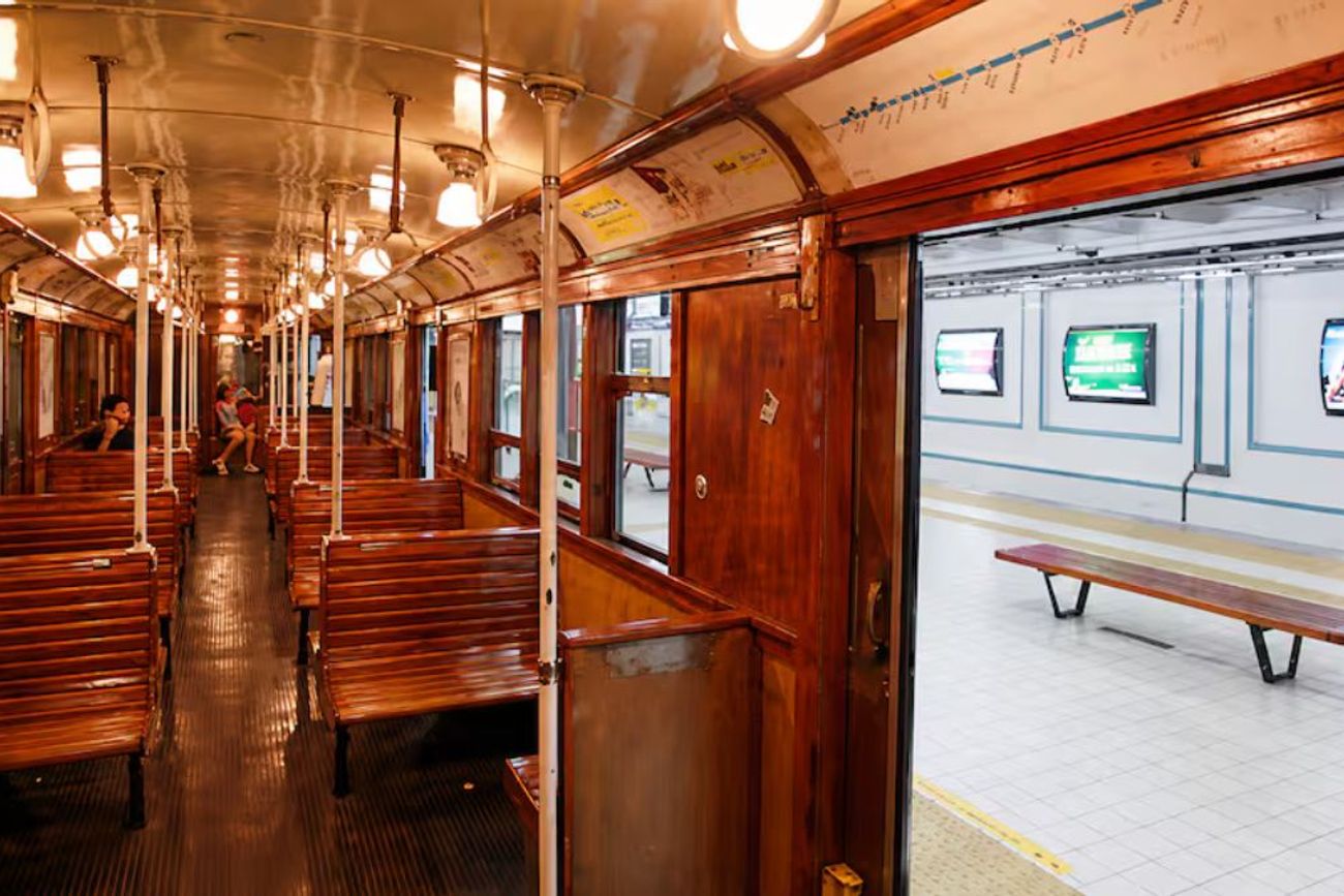 Cómo anotarse para viajar en los históricos coches de madera de la línea A del Subte