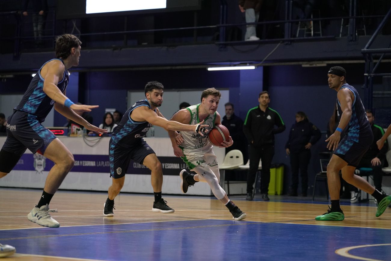 Gastón Bertona, con 29 puntos, fue el goleador de Barrio Parque que perdió en La Plata y se despidió de la temporada en la Liga Argentina. (Prensa Gimnasia)