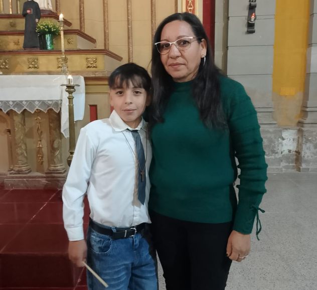 Gabriela junto a su hijo Pilar.