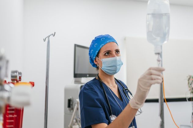 El enfoque actual apunta a estrategias más completas, como la analgesia multimodal, que combina distintos tratamientos para mejorar resultados y reducir efectos adversos.