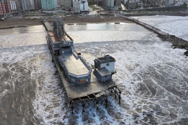 Ciclogénesis en Mar del Plata: el mar destruyó balnearios y creó acantilados de 8 metros