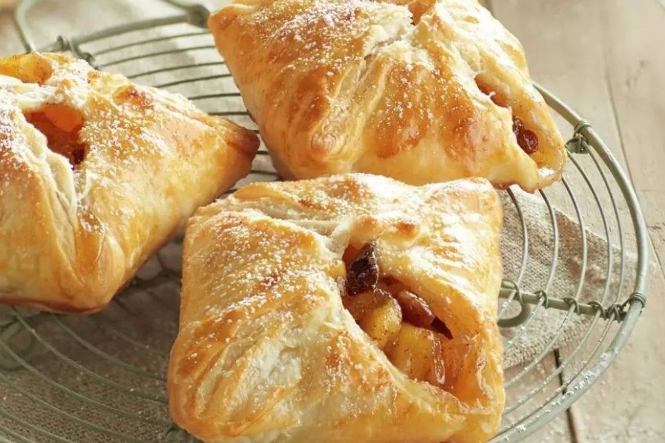 Los pañuelitos de manzana y dulce de leche pueden prepararse con anticipación, conservarse en el freezer y cocinarse en pocos minutos cuando se necesiten.