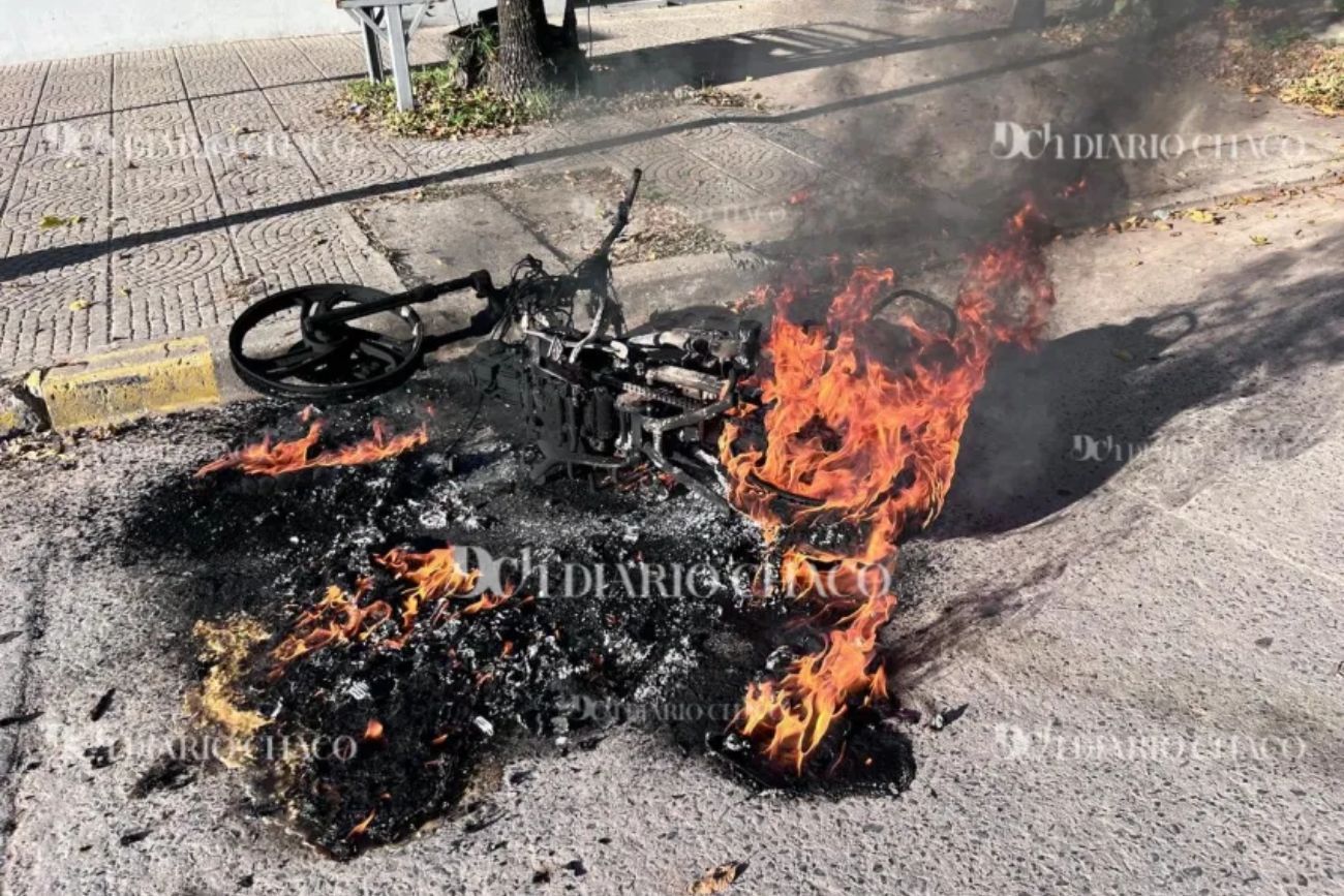 Una moto se incendió en plena calle de Chaco: el conductor y su acompañante resultaron ilesos
