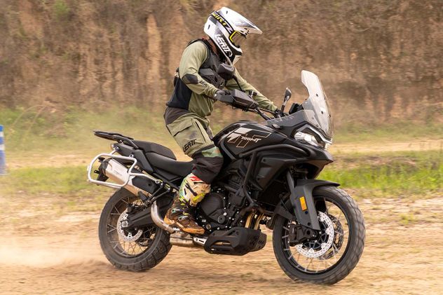 Con esta actualización, la 700MT ADV deja de enfocarse exclusivamente en el touring asfáltico para adoptar un perfil más cercano al concepto adventure, 
