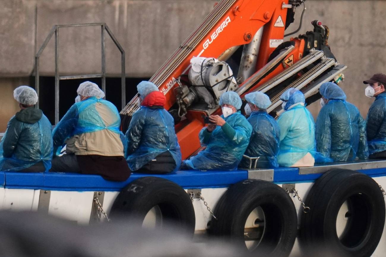 Trasladan a cuarentena pasajeros que desembarcaron del crucero con un brote de hantavirus en Tenerife.