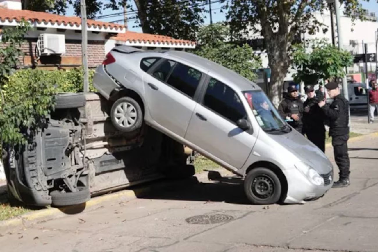 Una mujer de 91 años se confundió de pedal, atropelló a un niño y terminó con su auto encima de una camioneta