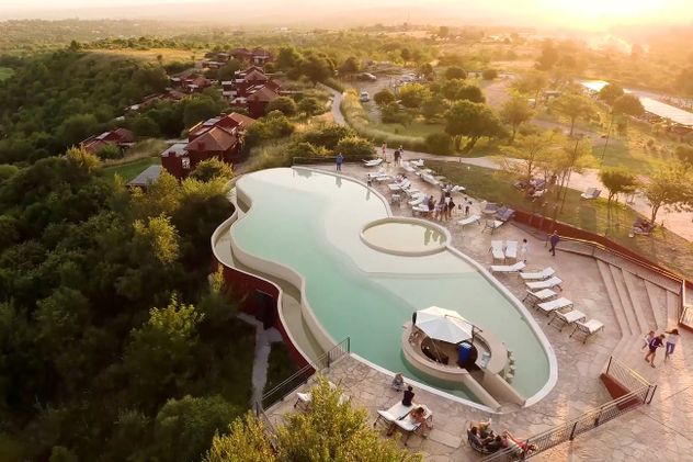 Pueblo Nativo expresa con claridad una tendencia que viene ganando protagonismo en la hotelería premium.