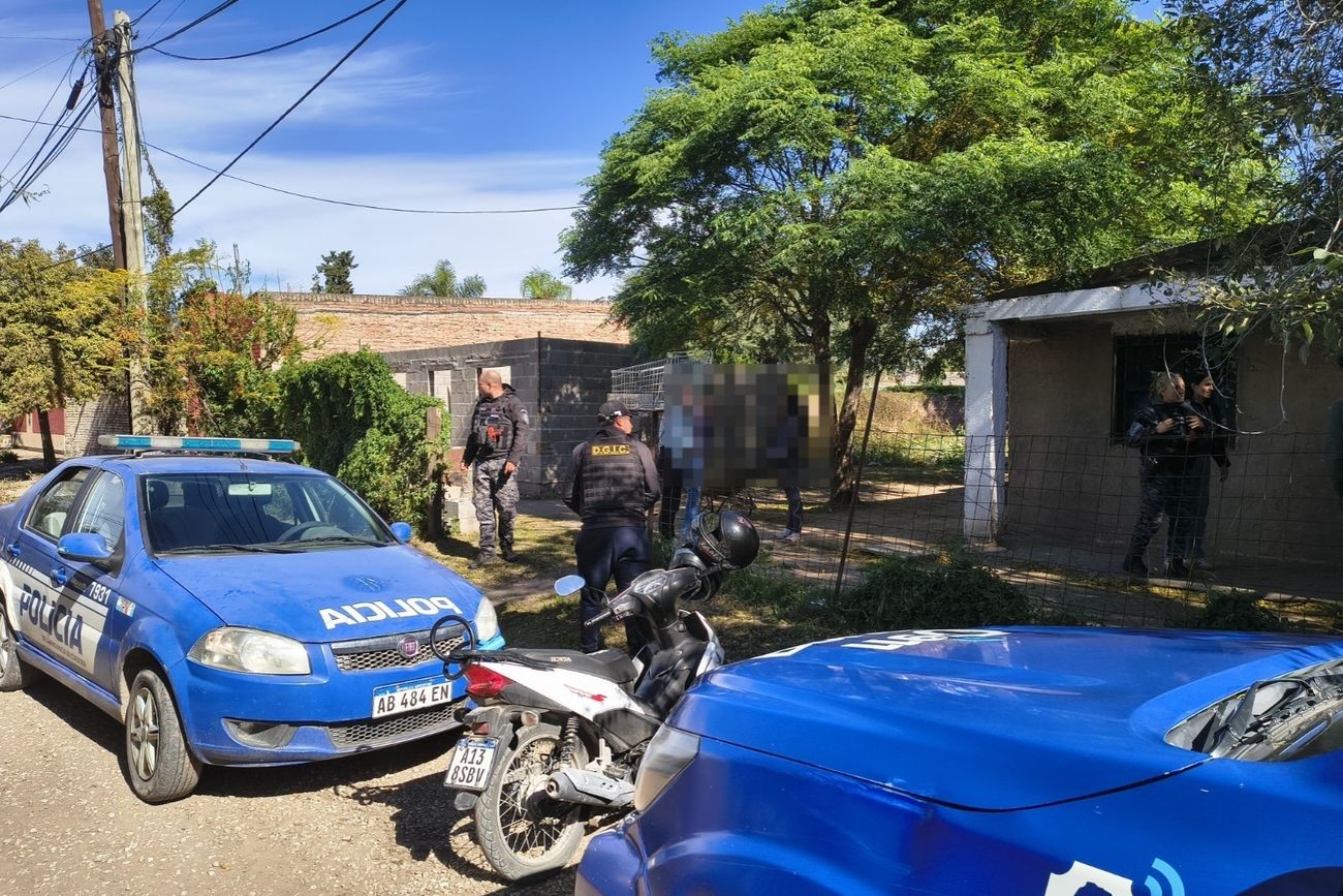 La Policía frente al clegio bellvillense.