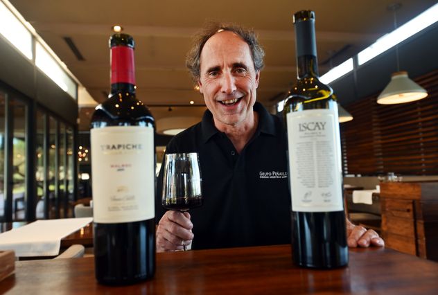 Marcelo Belmonte, gerente de enología de Grupo Peñaflor, en la bodega Trapiche, con una muestra de los diferentes suelos y paisajes que trabaja.
