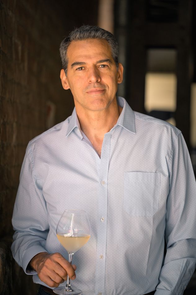 Gustavo Sánchez gerente de enología de Familia Millán que abarca vinos y espumosos de Mendoza y San Juan. 
