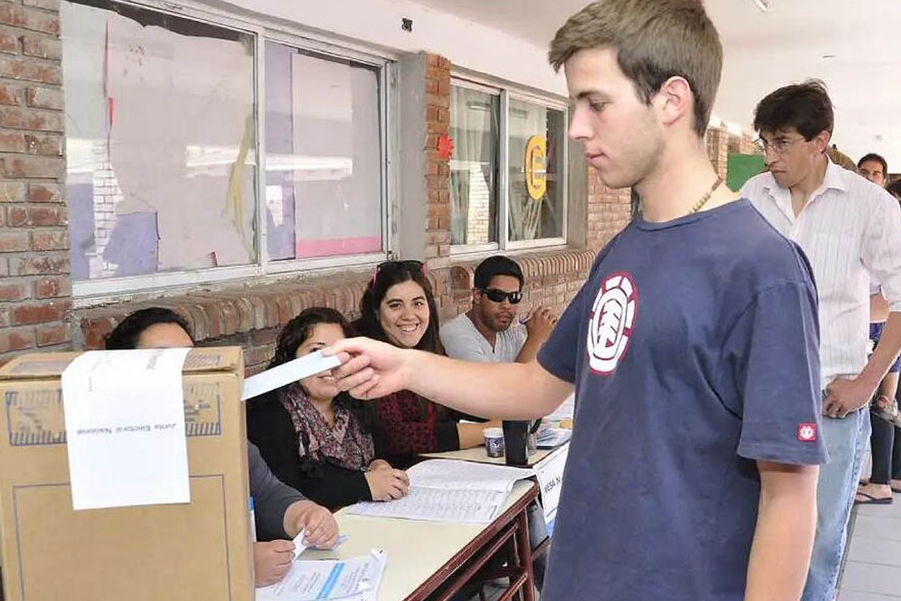 Un joven vota en las elecciones nacionales de Argentina.