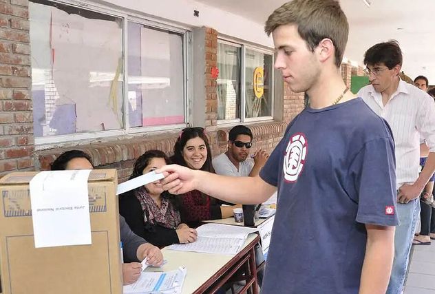 Un joven vota en las elecciones nacionales de Argentina.