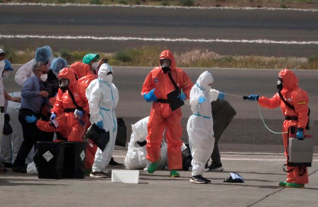 El desembarco en Tenerife de los pasajeros del crucero con el brote de hantavirus. Todos fueron llevados a cuarentena.