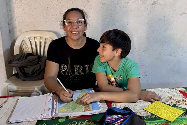 Gabriela junto a su hijo Pilar, ambos en sexto grado.
