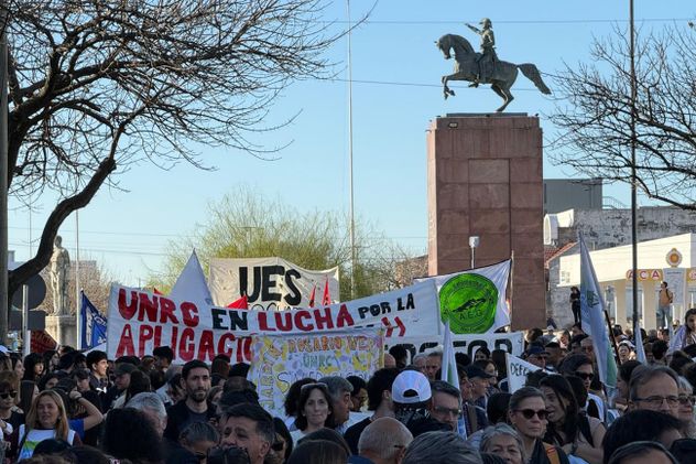 Río Cuarto. Una nutrida marcha para reclamar por el presupuesto de las universidades nacionales.