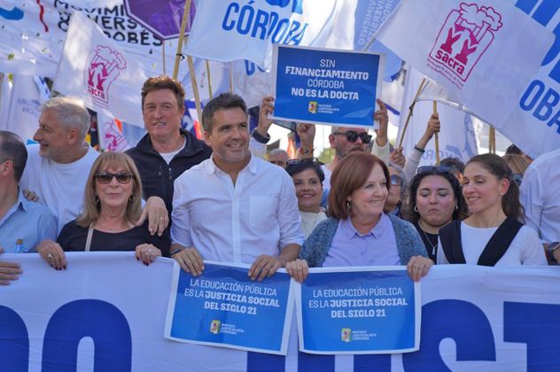 La senadora Alejandra Vigo y el presidente provisorio del PJ provincial, Facundo Torres, encabezaron la columna del oficialismo provincial.