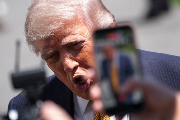 El presidente Donald Trump habla con periodistas mientras sale de la Casa Blanca para viajar a Beijing, el martes 12 de mayo de 2026, en Washington, para reunirse con el presidente de China, Xi Jinping. (Jacquelyn Martin)