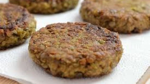 Las hamburguesas de lentejas son una alternativa vegetariana, económica y nutritiva que puede prepararse con pocos ingredientes y acompañarse con ensaladas o verduras.