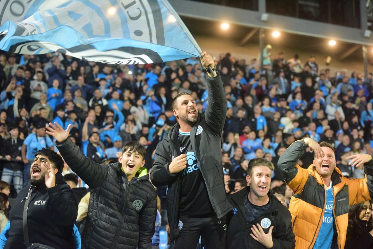 Festejos de Belgrano tras vencer a Unión.