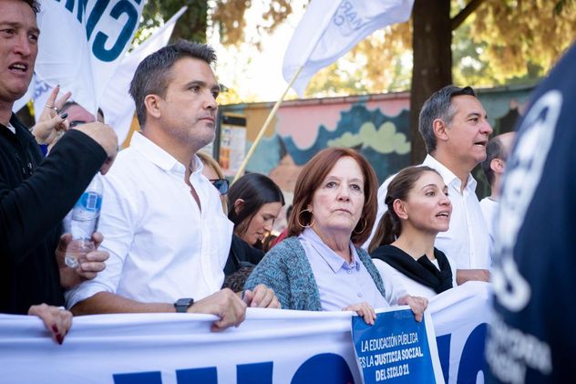 Facundo Torres, presidente provisional del PJ provincial, y la senadora Alejandra Vigo encabezaron la columna del oficialismo provincial. También estuvieron legisladores nacionales y funcionarios del gobernador Martín Llaryora. (Prensa PJ)