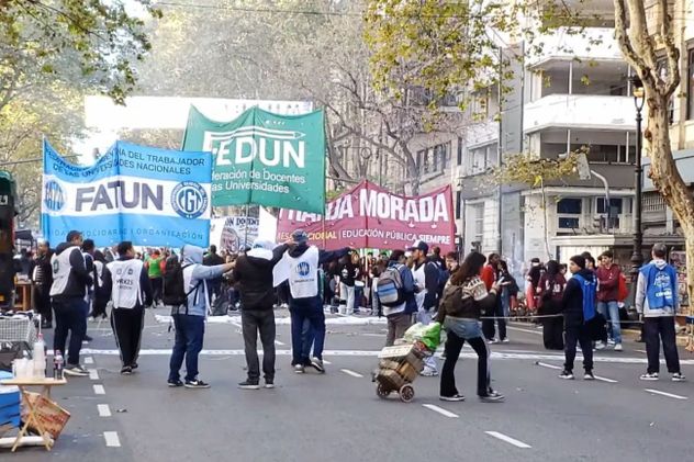 Estudiantes y docentes empiezan a llegar a Plaza de Mayo