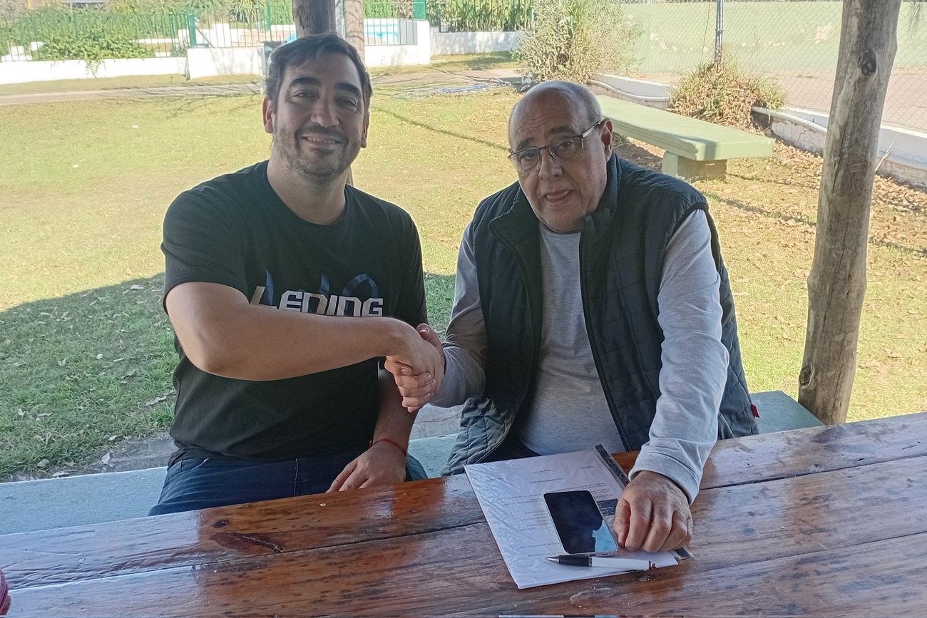 El dirigente Mario García acordó la continuidad de Cristian Colli al frente de Barrio Parque para la próxima temporada de la Liga Argentina. (Prensa Barrio Parque)