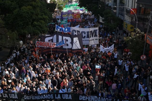 Estudiantes y docentes empiezan a llegar a Plaza de Mayo