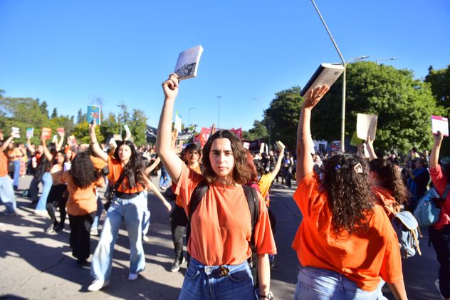 Masiva marcha en defensa de la universidad pública en Córdoba.