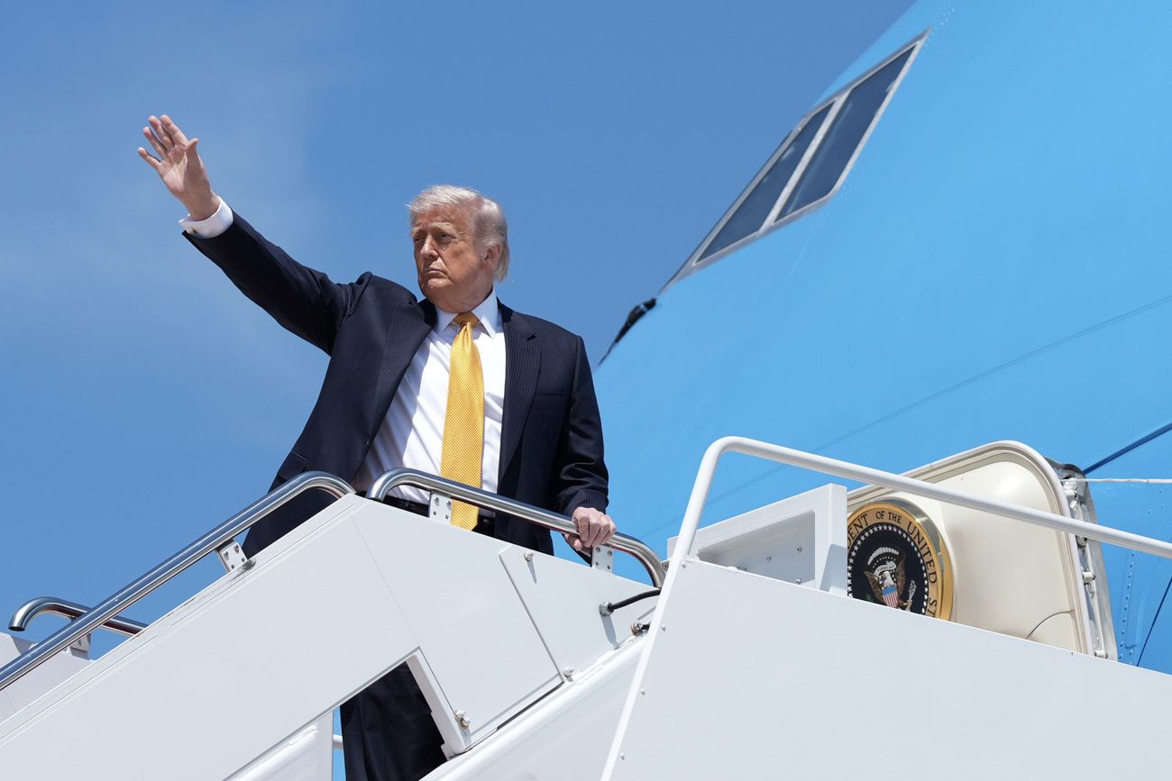 El presidente Donald Trump aborda el Air Force One el martes 12 de mayo de 2026, en la Base Conjunta Andrews, Maryland, para un viaje a China. (Mark Schiefelbein)