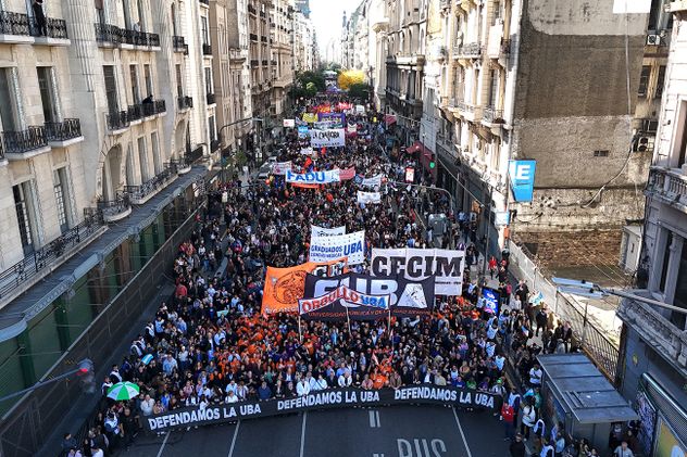 Marcha a Plaza de Mayo para reclamar por el cumplimiento la ley financiamiento universitario.