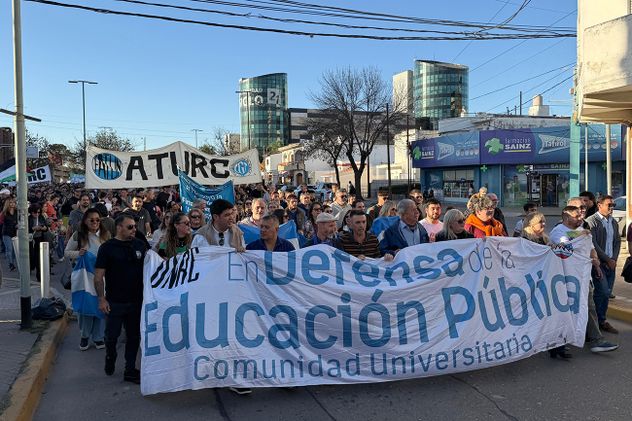 Hubo manifestaciones de universitarios en todo el país En a ciudad de Río Cuarto también hubo una movilización en defensa de presupuesto universitario. (La Voz 