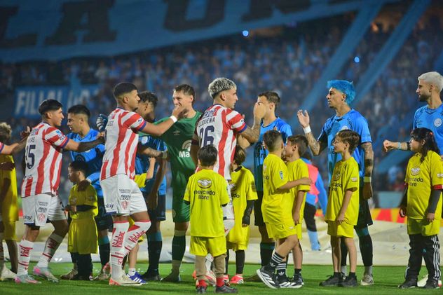 Belgrano frente a Unión de Santa Fe en el Gigante de Alberdi por los cuartos de final del Torneo Apertura 2026.