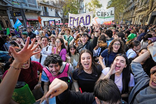 Marcha a Plaza de Mayo para reclamar por el cumplimiento la ley financiamiento universitario.