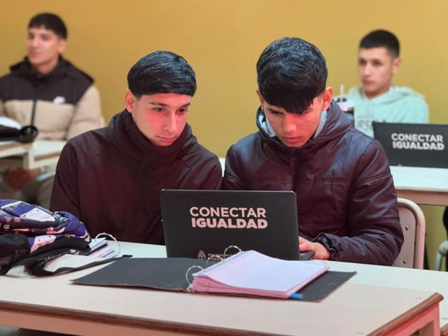 Escuela jesusmariense hace señales de tránsito en 3D.