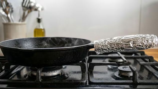 Cómo evitar que el mango de la sartén queme con un simple truco casero.