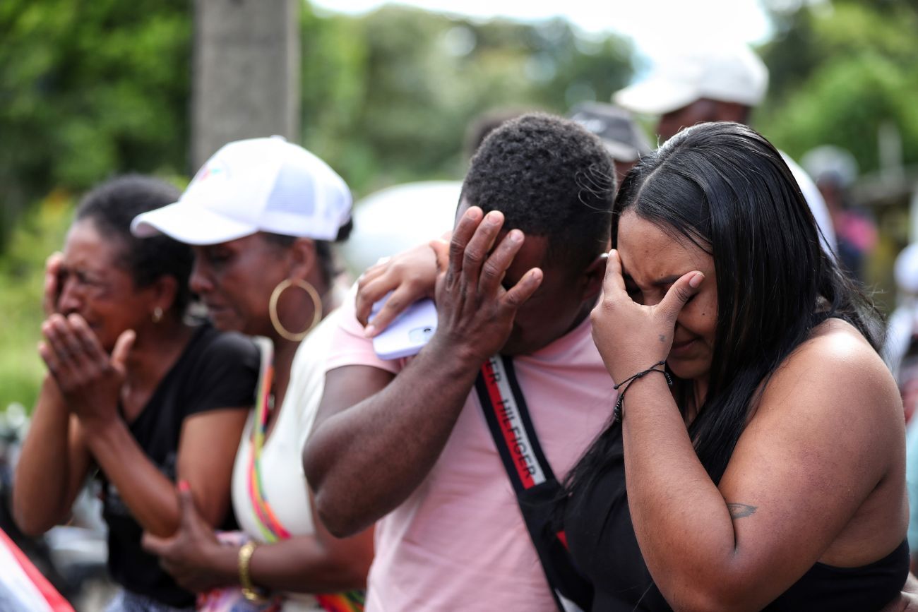 Familiares de una víctima del ataque que dejó al menos 20 muertos en la Carretera Panamericana, del cual las autoridades culparon a disidentes exguerrilleros de las Farc, lloran durante un funeral en Cajibio, Colombia, el lunes 27 de abril de 2026. (Foto AP / Santiago Saldarriaga)