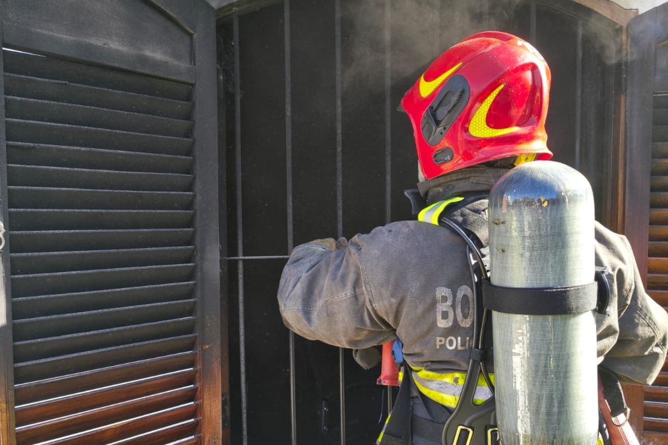 Incendio en Córdoba: un adolescente fue hospitalizado tras sufrir una quemadura e inhalar humo