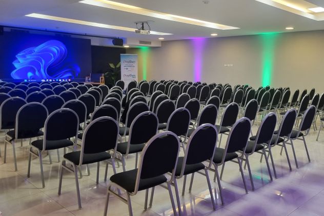 El complejo integra salones modulables, tecnología aplicada a eventos, habitaciones con vista panorámica y más de seis hectáreas de espacios verdes. 