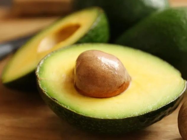 Cómo reconocer una palta lista para comer sin apretarla con los dedos.