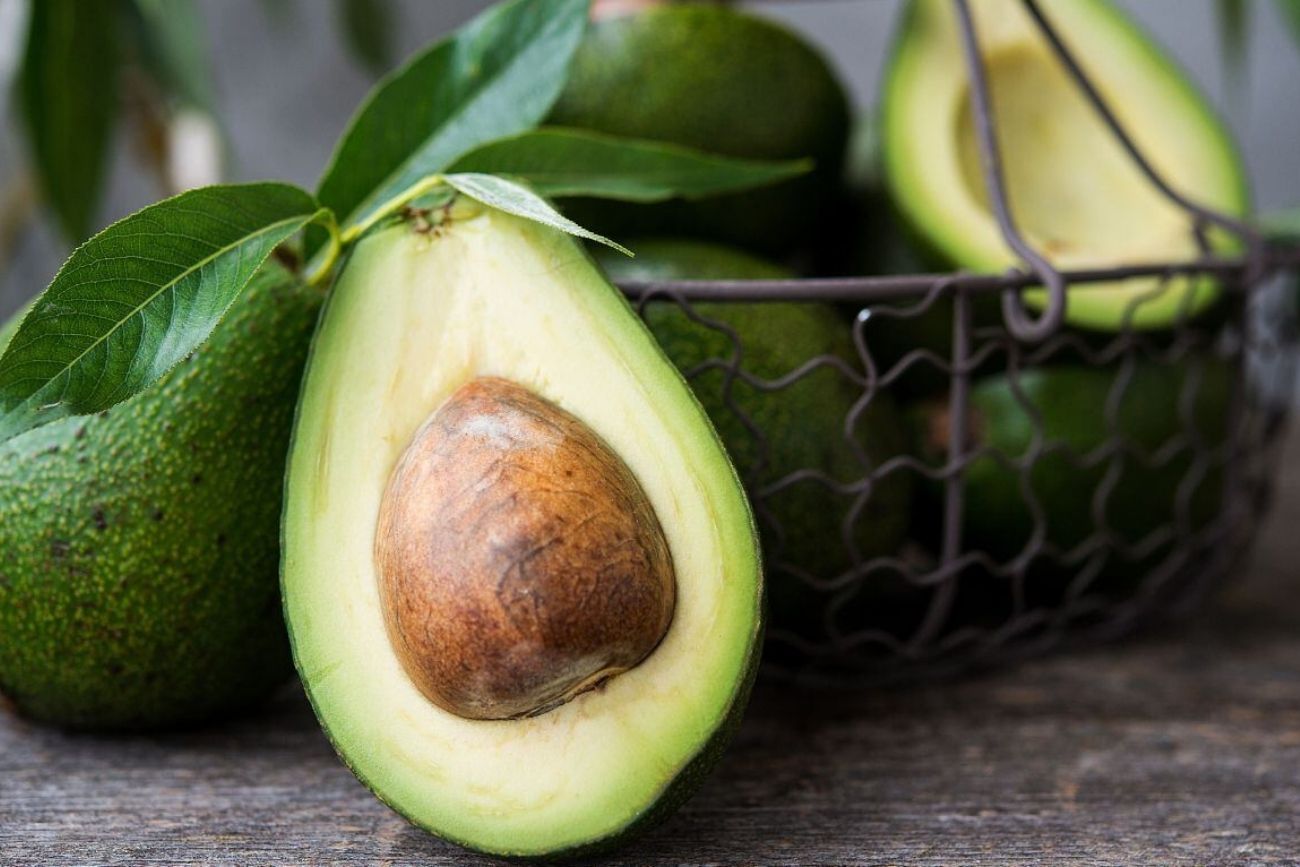 Cómo reconocer una palta lista para comer sin apretarla con los dedos