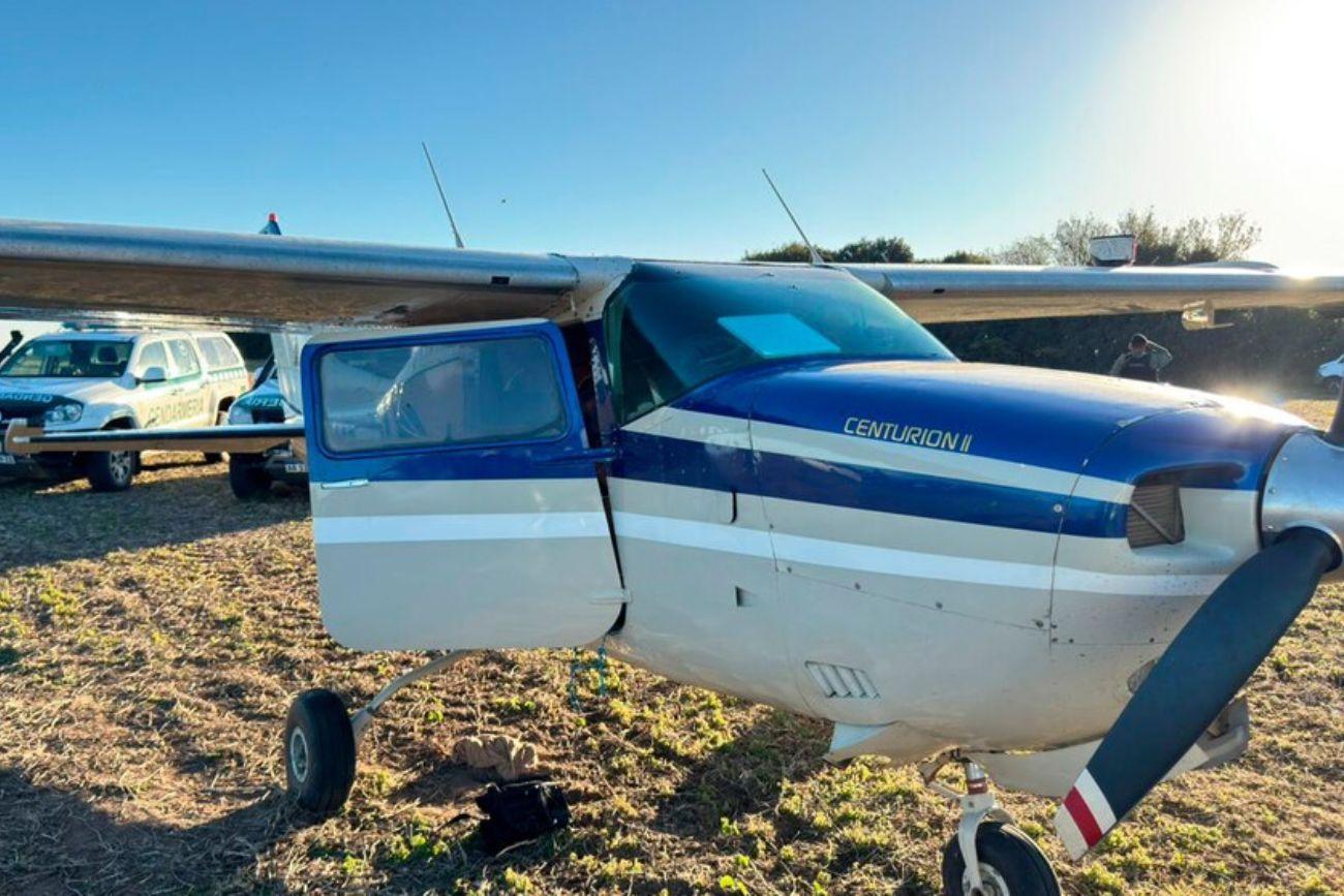 Aterrizó una avioneta con 400 kilos de cocaína en el sur de Santa Fe: persecución y vehículos quemados