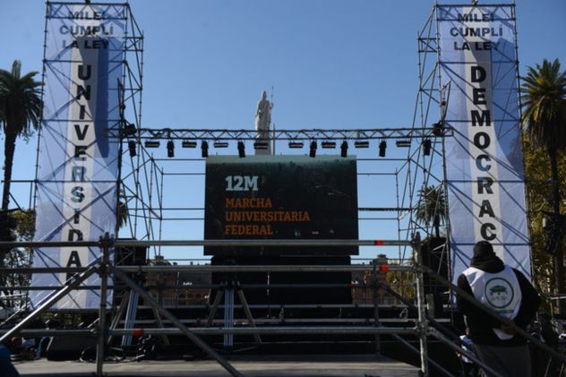 El escenario listo para el acto central que se realizará a las 17:30