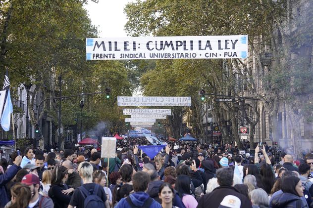 Marcha a Plaza de Mayo para reclamar por el cumplimiento la ley financiamiento universitario.